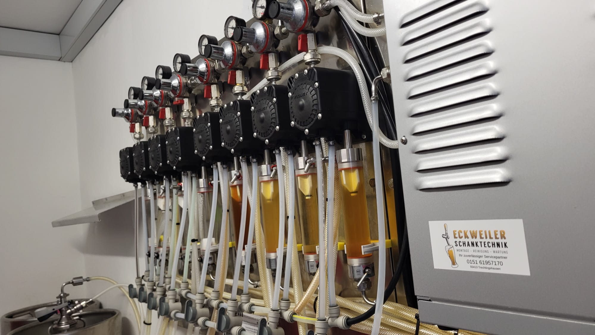 Schankanlage mit Bierpumpen und Schaumstoppern